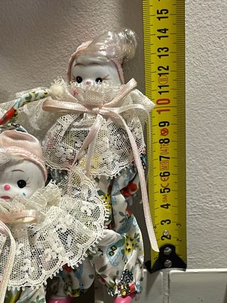 Bambole di porcellana vestite da pagliaccio