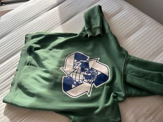 Sudadera verde con logo de reciclaje