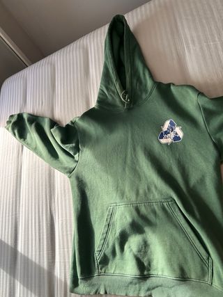 Sudadera verde con logo de reciclaje