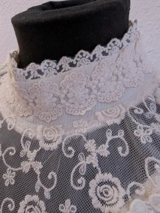 Blusa Lily J London encaje crema