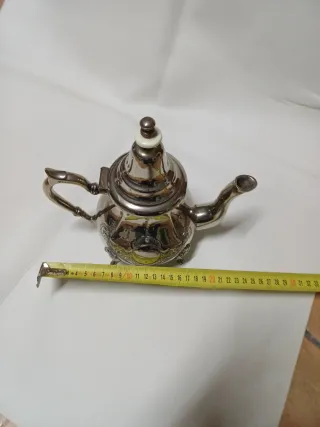 Tetera árabe de metal plateado