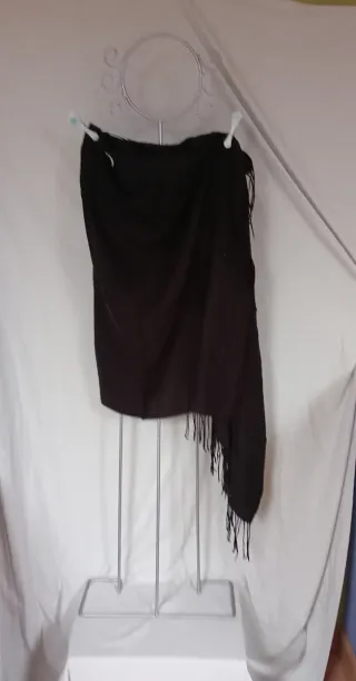 Fular negro con flecos