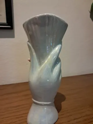 Jarrón de porcelana con mano y rosa