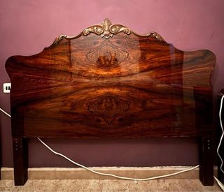 Cabezal de madera antiguo