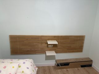 Cabecero de cama de bambú y madera