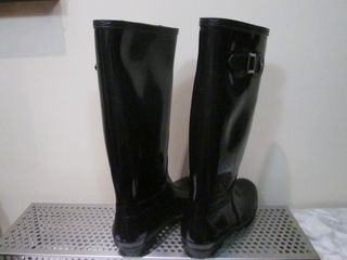 BOTAS DE AGUA ALTAS COLOR NEGRO BRILLANTE Nº 39