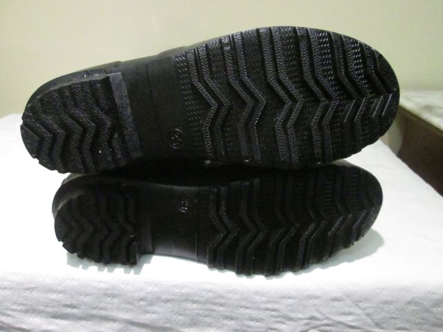 BOTAS DE AGUA ALTAS COLOR NEGRO BRILLANTE Nº 39