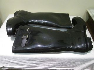 BOTAS DE AGUA ALTAS COLOR NEGRO BRILLANTE Nº 39