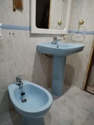 Baño completo, espejo, lavabo, taza, vide y bañera