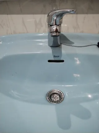 Baño completo, espejo, lavabo, taza, vide y bañera