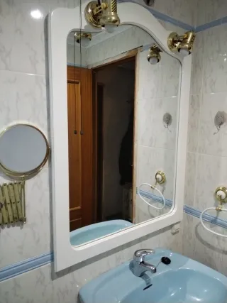 Baño completo, espejo, lavabo, taza, vide y bañera