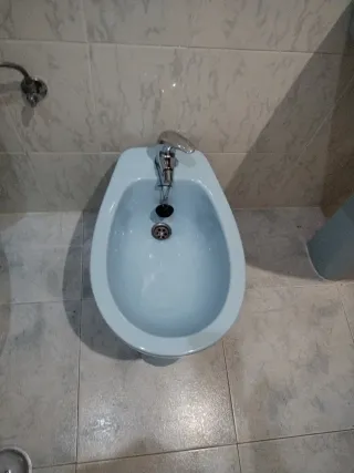 Baño completo, espejo, lavabo, taza, vide y bañera