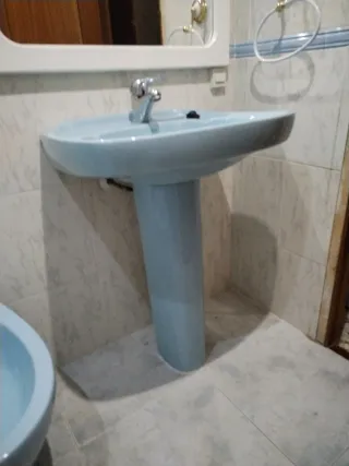 Baño completo, espejo, lavabo, taza, vide y bañera