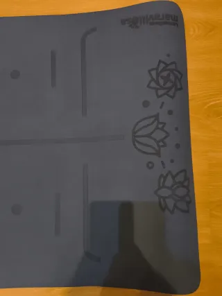 Esterilla de yoga azul con diseño