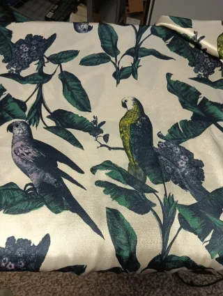 Peça em seda com padrão floral e pássaros