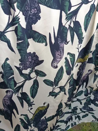 Peça em seda com padrão floral e pássaros