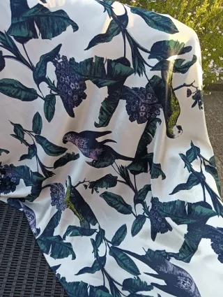 Peça em seda com padrão floral e pássaros
