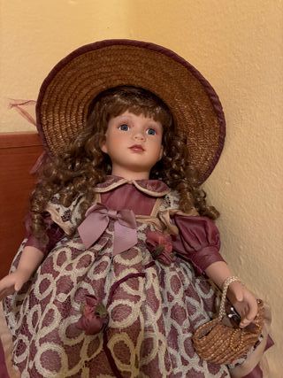 Muñeca de porcelana antigua con cesta