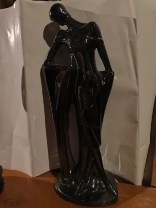 Figura cerámica negra mujer bailando