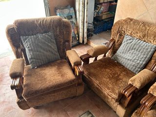 Sofá y 2 sillones de tela y madera
