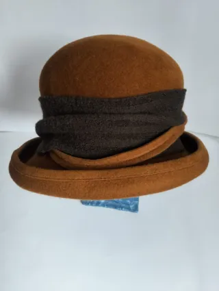 Sombrero Mayser Marrón con Detalle Dorado