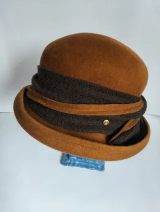 Sombrero Mayser Marrón con Detalle Dorado