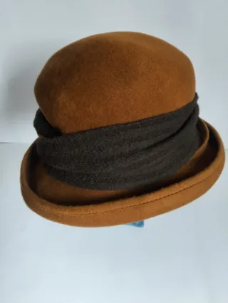 Sombrero Mayser Marrón con Detalle Dorado