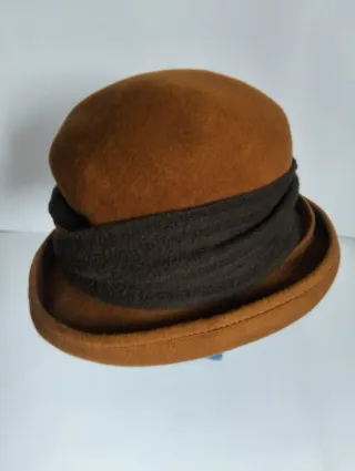 Sombrero Mayser Marrón con Detalle Dorado