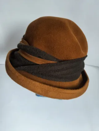 Sombrero Mayser Marrón con Detalle Dorado