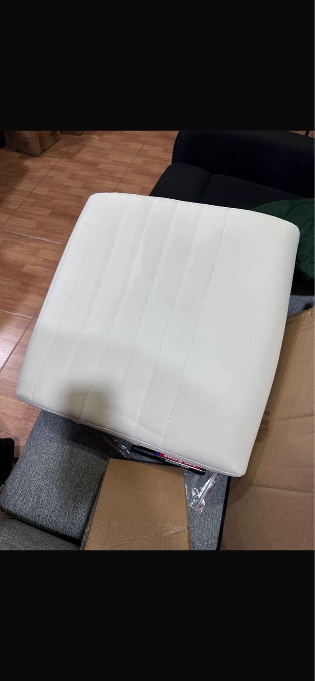 Sedia da ufficio girevole bianca con scrivania