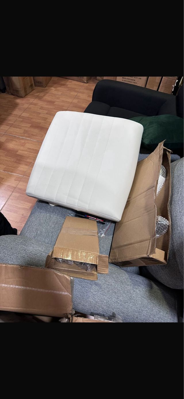 Sedia da ufficio girevole bianca con scrivania