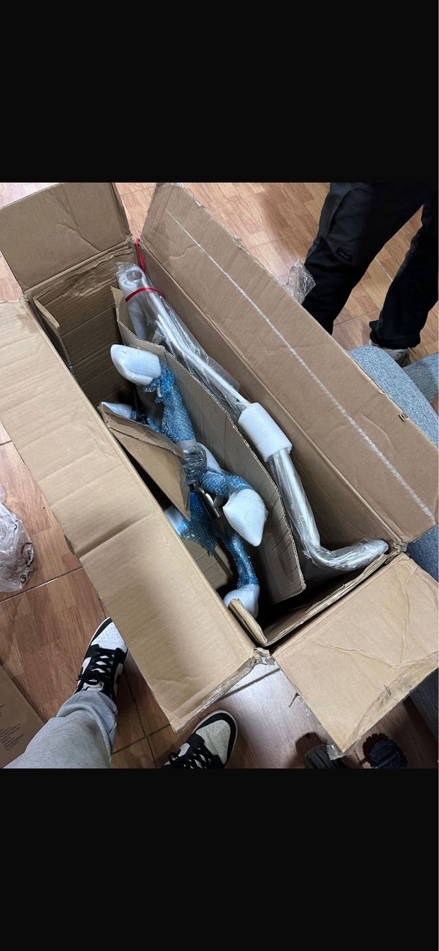 Sedia da ufficio girevole bianca con scrivania