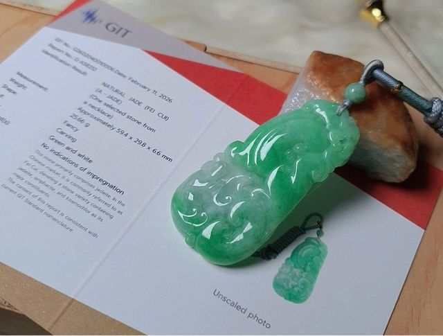 Colgante Jadeíta Natural Tipo A con Certificado