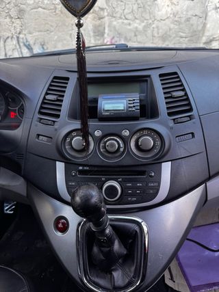 Mitsubishi Grandis 2003