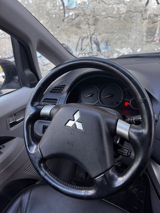 Mitsubishi Grandis 2003