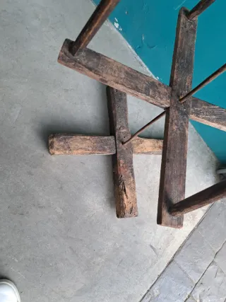 Rueca antigua de madera para hilar