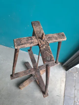 Rueca antigua de madera para hilar