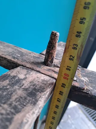 Rueca antigua de madera para hilar