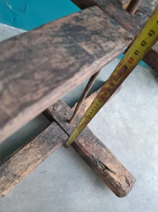 Rueca antigua de madera para hilar