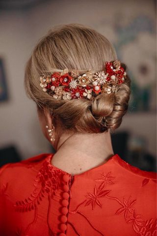 Tocado floral dorado y rojo