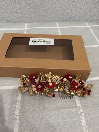 Tocado floral dorado y rojo