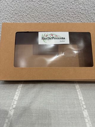 Tocado floral dorado y rojo