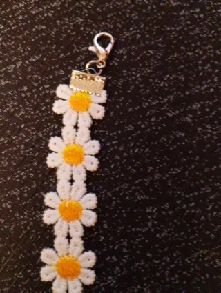 Gargantilla de margaritas blancas y amarillas