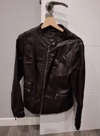 Cazadora efecto piel marrón