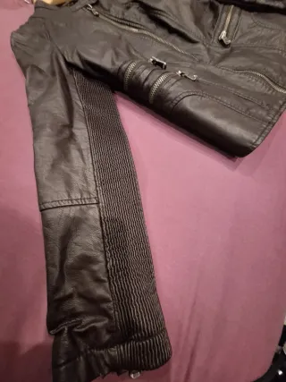 Cazadora efecto piel marrón