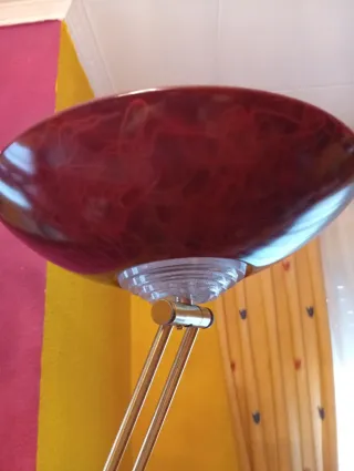 Lámpara de pie dorada y roja