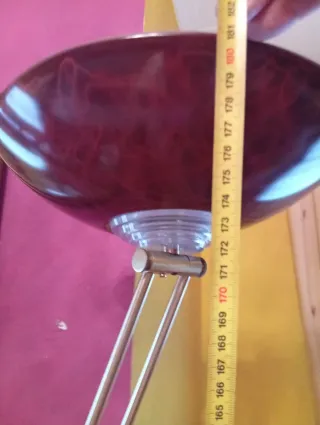 Lámpara de pie dorada y roja