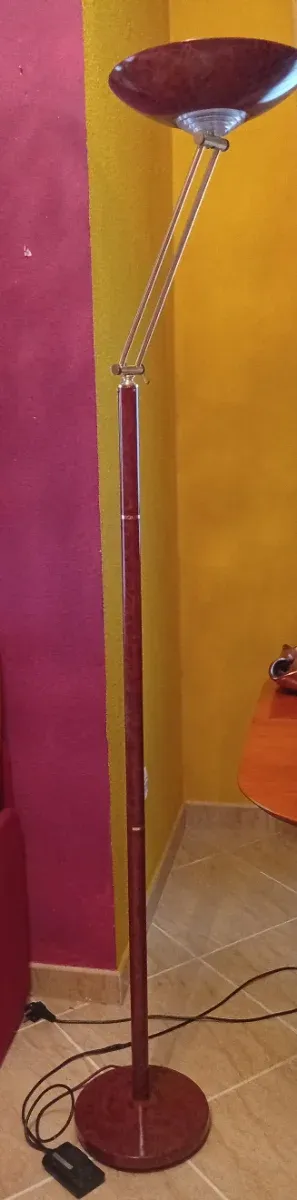 Lámpara de pie dorada y roja