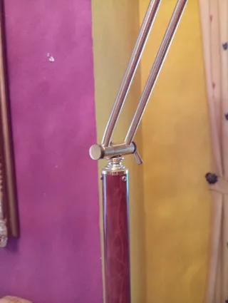 Lámpara de pie dorada y roja