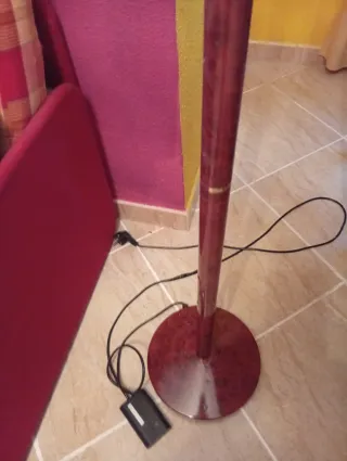 Lámpara de pie dorada y roja